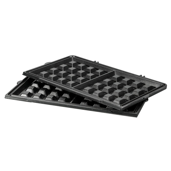 Zwei schwarze Brüsseler-Waffel-Platten von Unold für das MULTI 3 in 1 Onyx, jeweils mit tiefem quadratischen Raster, sind leicht schief auf weißem Untergrund gestapelt.
