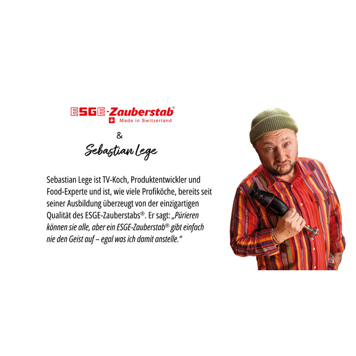 Ein Mann mit gestreiftem Hemd und grΓΌner MΓΌtze hΓ€lt den ESGE-Zauberstab Design Edition Pop Art Stabmixer in der Hand und zeigt auf ihn. Der Text weist ihn als TV-Koch und Produktexperte Sebastian Lege aus, daneben das ESGE-Zauberstab-Logo.