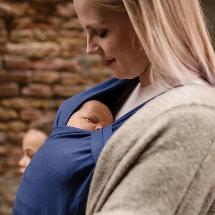 This effortless hybrid baby carrier is an ideal choice for all parents looking for a simple and convenient carrier for babies from birth to 18 months (7-35 lb or 3.2-16 kg)! Navy Blue