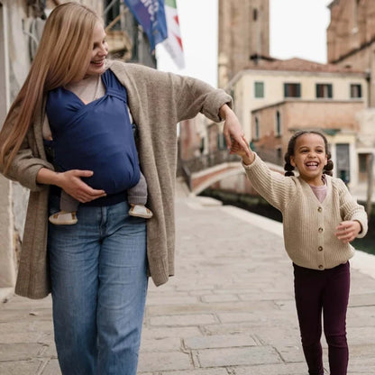 This effortless hybrid baby carrier is an ideal choice for all parents looking for a simple and convenient carrier for babies from birth to 18 months (7-35 lb or 3.2-16 kg)! Navy Blue