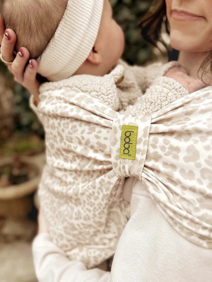 This effortless hybrid BLISS baby carrier is an ideal choice for all parents looking for a simple and convenient carrier for babies from birth to 18 months (7-35 lb or 3.2-16 kg)! Sand Leopard