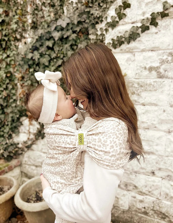 This effortless hybrid BLISS baby carrier is an ideal choice for all parents looking for a simple and convenient carrier for babies from birth to 18 months (7-35 lb or 3.2-16 kg)! Sand Leopard