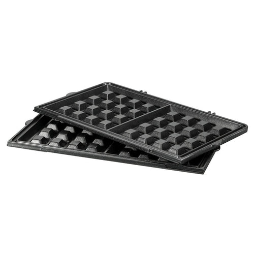 Zwei schwarze Brüsseler-Waffel-Platten von Unold für das MULTI 3 in 1 Onyx, jeweils mit tiefem quadratischen Raster, sind leicht schief auf weißem Untergrund gestapelt.