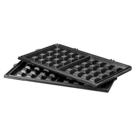 Zwei schwarze Brüsseler-Waffel-Platten von Unold für das MULTI 3 in 1 Onyx, jeweils mit tiefem quadratischen Raster, sind leicht schief auf weißem Untergrund gestapelt.