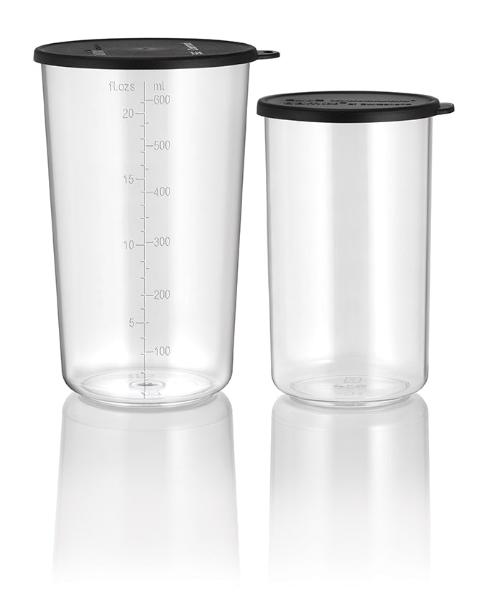 Zwei transparente ESGE Zauberstab Messbecher (600 ml und 400 ml) mit schwarzem Deckel stehen aufrecht auf einer reflektierenden Oberfläche. Die Messmarkierungen sind sichtbar. Modell: ESGE-Zauberstab 901295 M 100, Stabmixer schwarz.