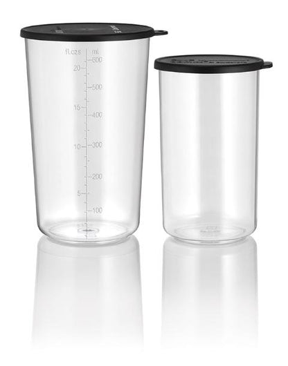 Zwei transparente ESGE Zauberstab Messbecher (600 ml und 400 ml) mit schwarzem Deckel stehen aufrecht auf einer reflektierenden Oberfläche. Die Messmarkierungen sind sichtbar. Modell: ESGE-Zauberstab 901295 M 100, Stabmixer schwarz.