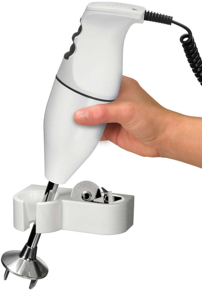 Eine Hand hält den Stabmixer ESGE Zauberstab 902105 Set E120 Select in der Wandhalterung, an der Unterseite ist der Mixaufsatz vom ESGE Zauberstab zu sehen.