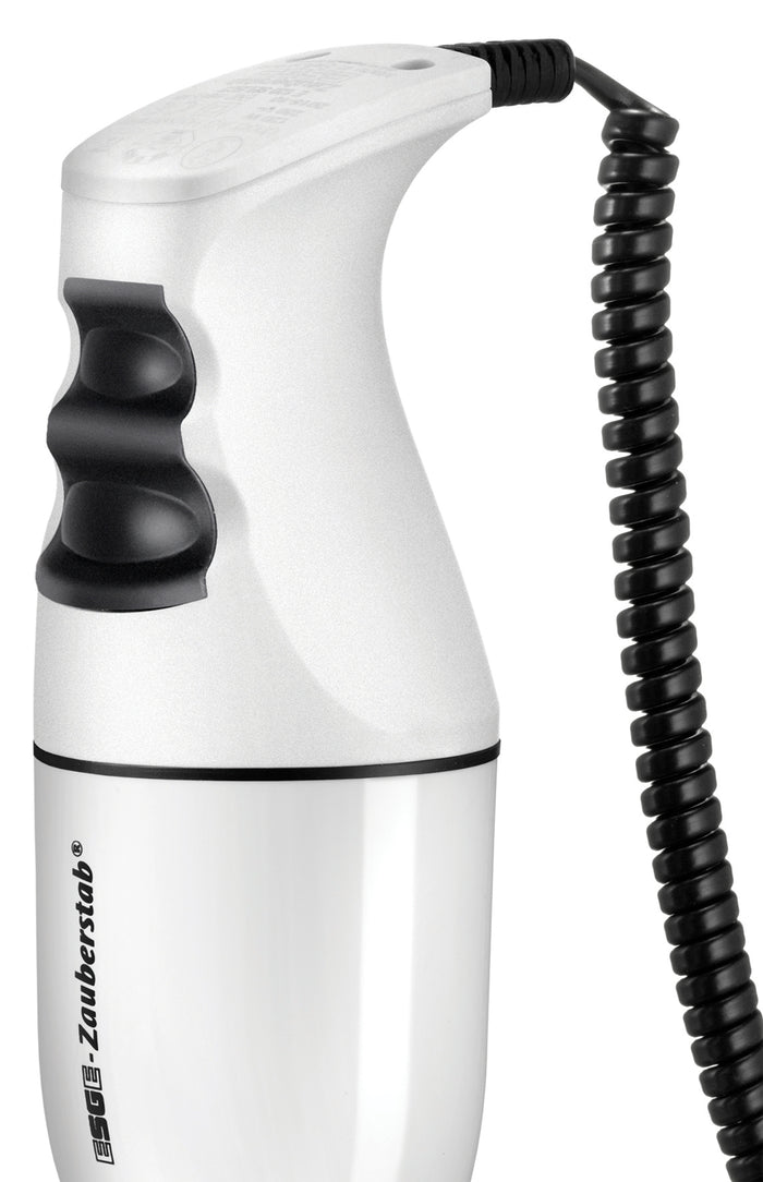 Eine Nahaufnahme eines weißen Stabmixers ESGE Zauberstab 902105 Set E120 Select mit schwarzen Knöpfen, einem schwarzen Spiralkabel und dem Markennamen ESGE Zauberstab auf dem unteren Teil des Griffs.