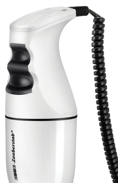 Eine Nahaufnahme eines weißen Stabmixers ESGE Zauberstab 902105 Set E120 Select mit schwarzen Knöpfen, einem schwarzen Spiralkabel und dem Markennamen ESGE Zauberstab auf dem unteren Teil des Griffs.