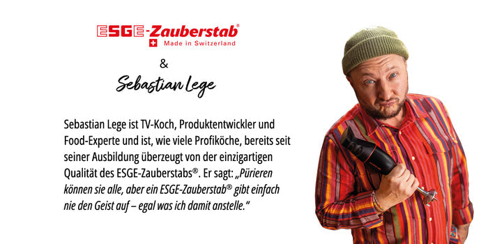 Ein Mann mit grüner Mütze und gestreiftem Hemd hält den Unold ESGE-Zauberstab Bundle E 120 Select Anthrazit. TV-Koch Sebastian Lege lobt die hervorragende Qualität und Vielseitigkeit beim Kochen.