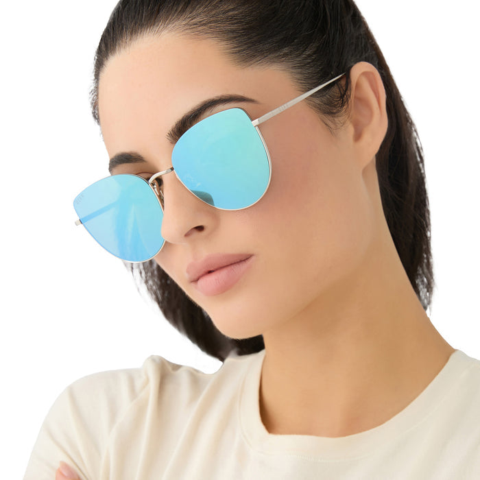 on model - female wearing diff eyewear kinsley round sunglasses with a silver metal frame and aquatic awe teal mirror lenses angled view