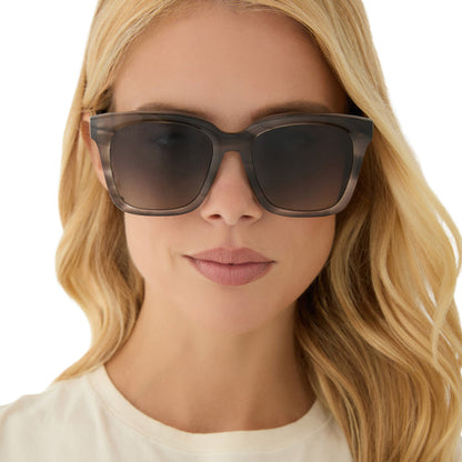 on model - blonde female wearing diff eyewear featuring the meredith square sunglasses with a smoke marble frame and grey gradient polarized lenses front view