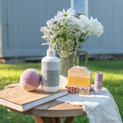 Milk & Meadow Bath Bomb: Vanilla & Lavender