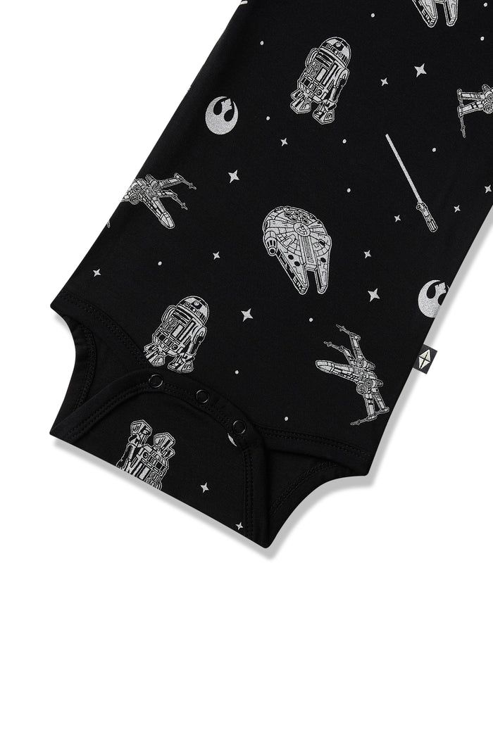 Close up of the snaps on the Polo Bodysuit in STAR WARS™