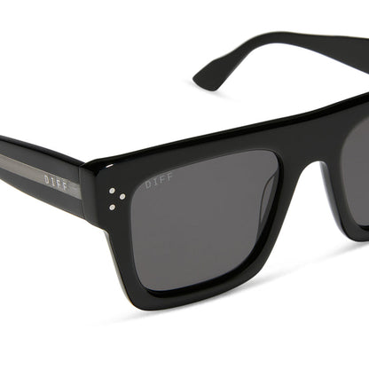 diff eyewear roberts square sunglasses with a black frame and grey polarized lenses detailed view