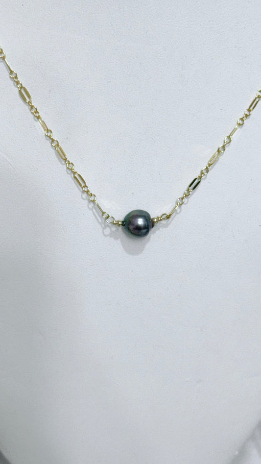 Simple Tahitian keshi necklace - Peacock