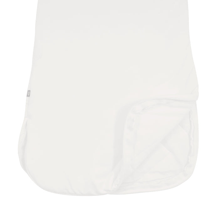 Dual zipper being displayed on Kyte Baby  Sleep Bag in Cloud 2.5